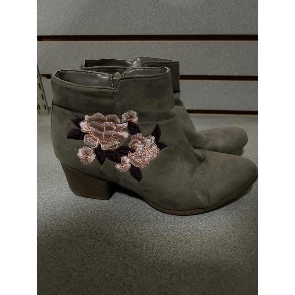 Charlotte Russe Chic Taupe Gray Floral Embroidered Ankle Boots Size 9 Block Heel